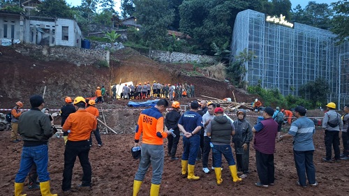 Empat Orang Tewas Tertimbun Longsor di Jatinangor Sumedang, Bupati Sampaikan Duka Cita